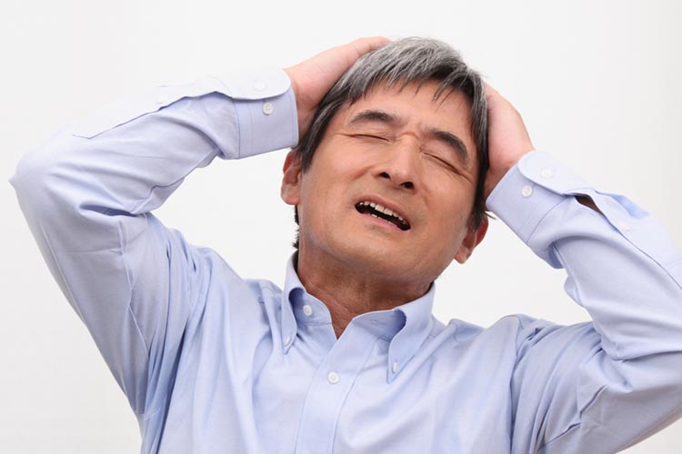 激しい頭痛のイメージ写真